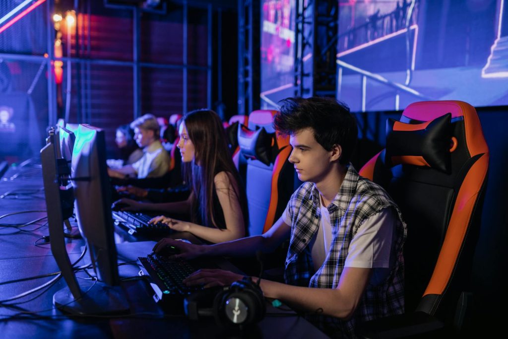 He Skipped Classes, Had Difficulties with Math; Civil Engineer LE Top 1 Receives Incentives from Alma Mater 6 Gamers focused on a competitive esports event, showcasing teamwork and strategy.